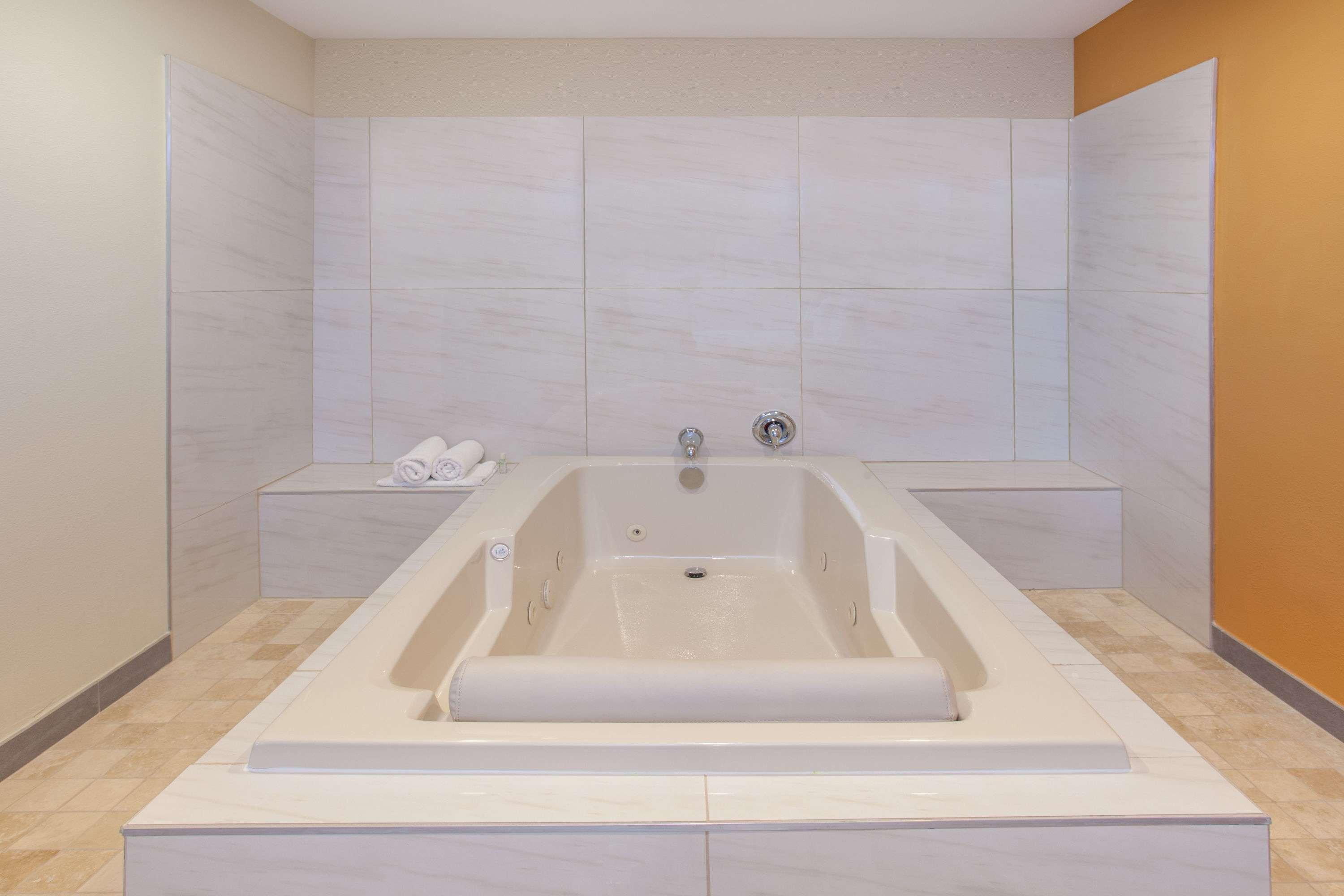 Ramada By Wyndham Culver Hotel