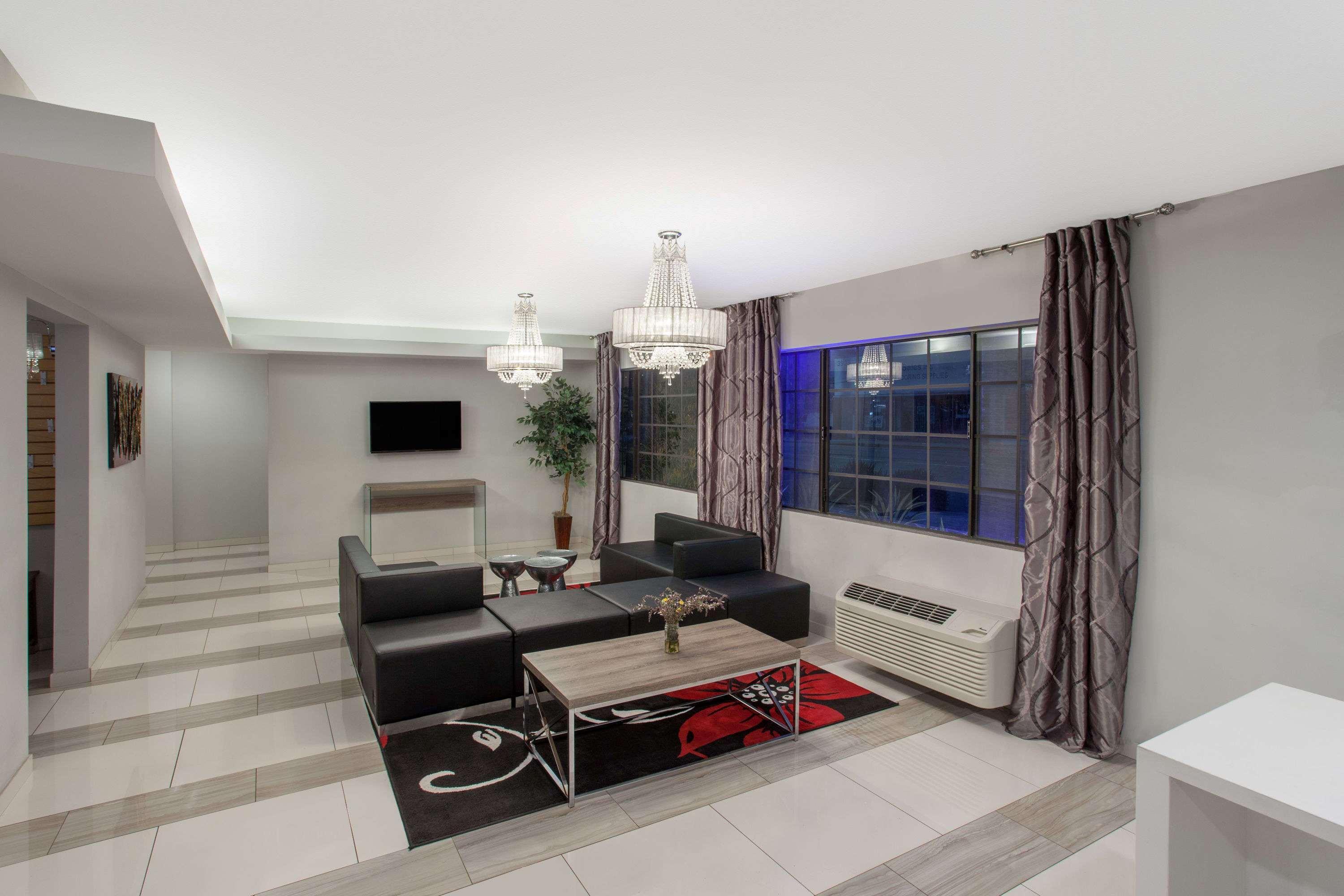 Ramada By Wyndham Culver City 3*
